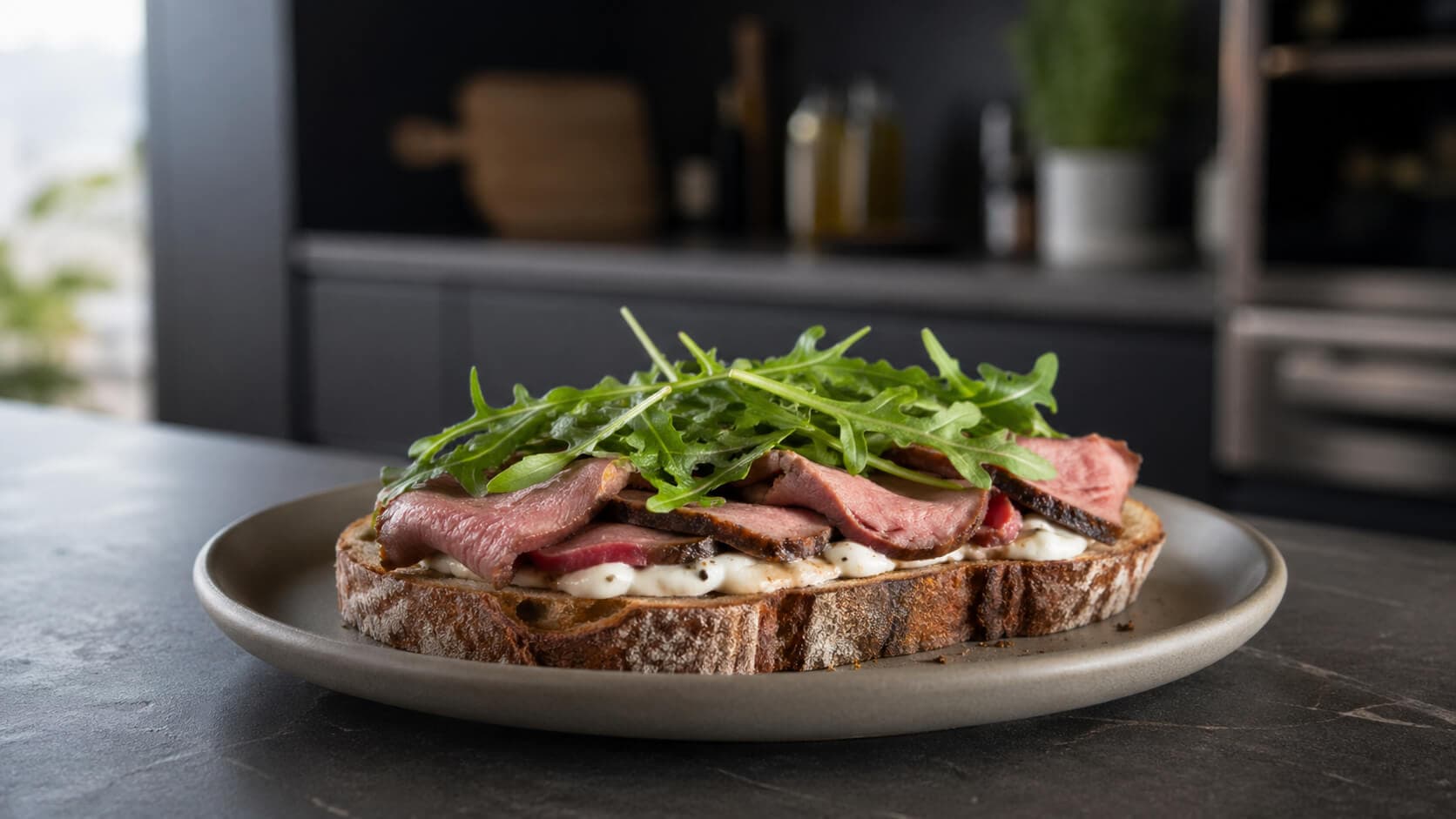 Åpen sandwich med roastbiff og aioli